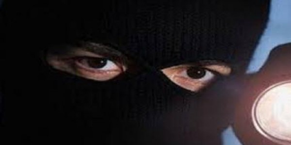 مجهول يسرق بطاقات خلوي بـ 10