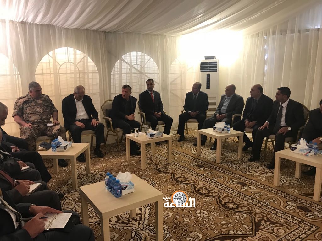 الملك في الطفيلة مع وجهاء وشخصيات