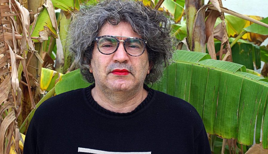 فنان يضع أحمر الشفاه للتعبير عن