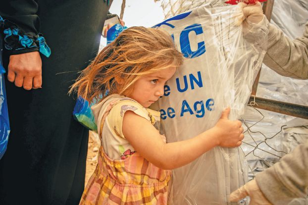 أم آسيا.. . لاجئة سورية تنتزع