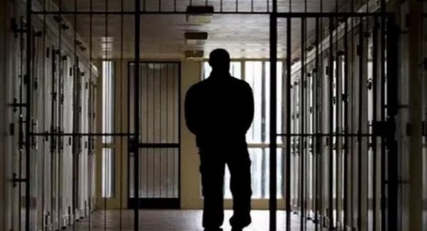 أغرب قصة لسجين أصبح حديث مواقع