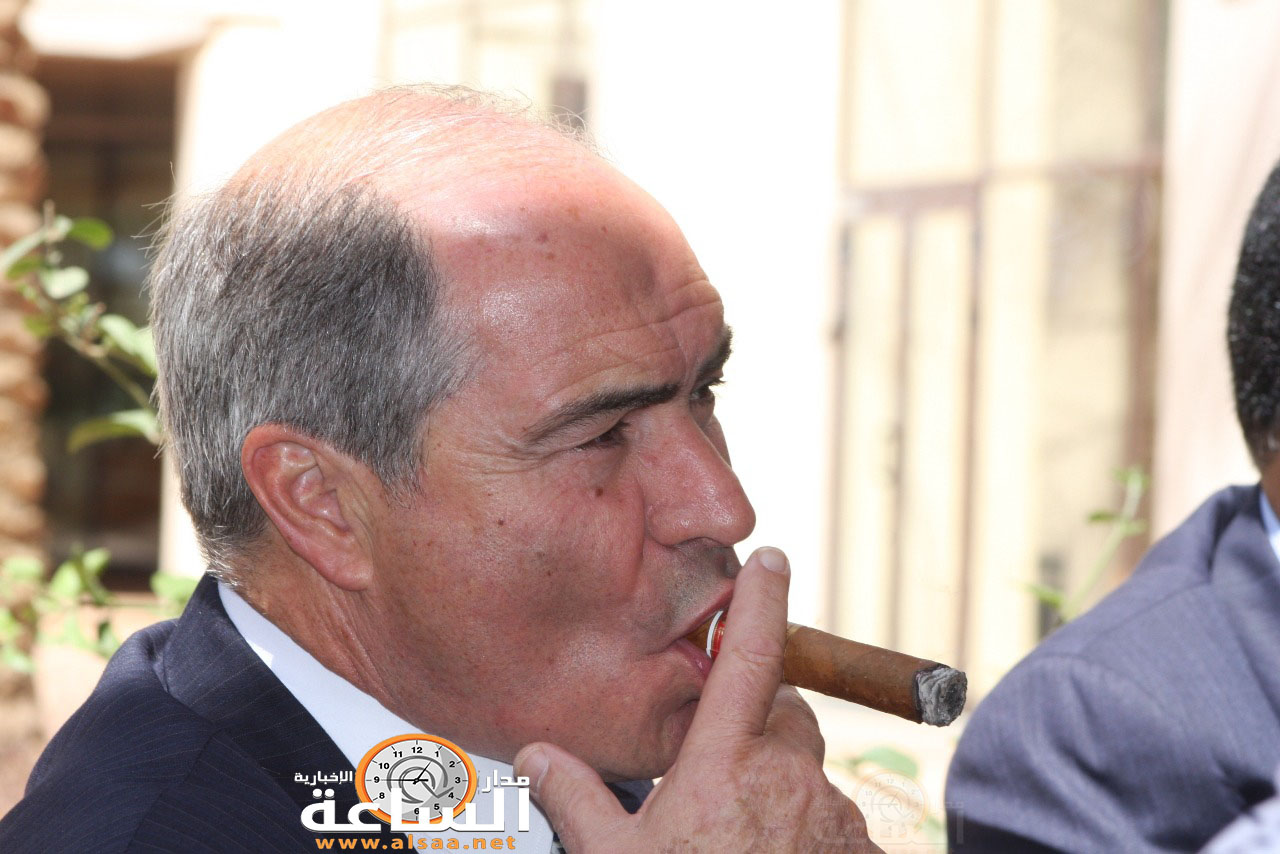 أردنيون لـ الملقي: اترك السيجار