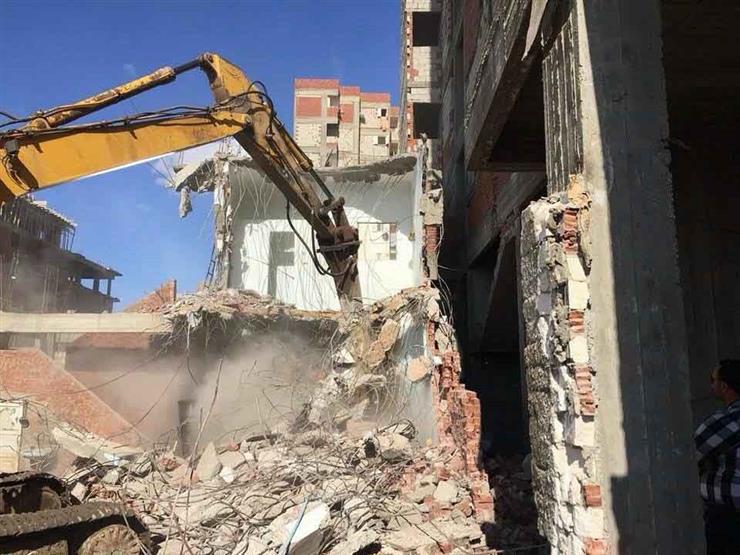 الأمانة تزيل مبنيين آيلين للسقوط في