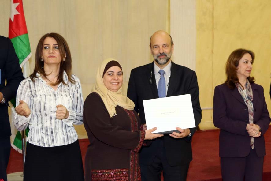 الرزاز يكرم معلمات وموظفات في التربية