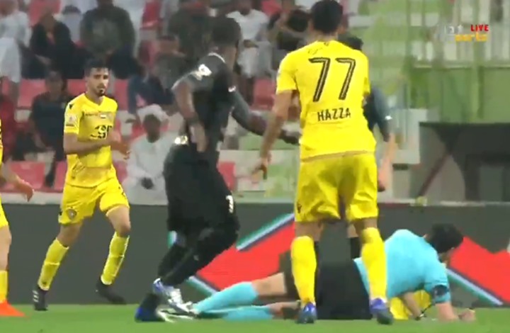 لاعب يسقط الحكم خلال مباراة في