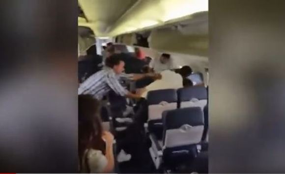 مشاجرة بين راكبين على متن طائرة
