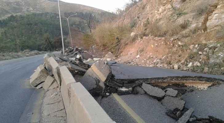 التحذير من انهيارات أخرى على طريق