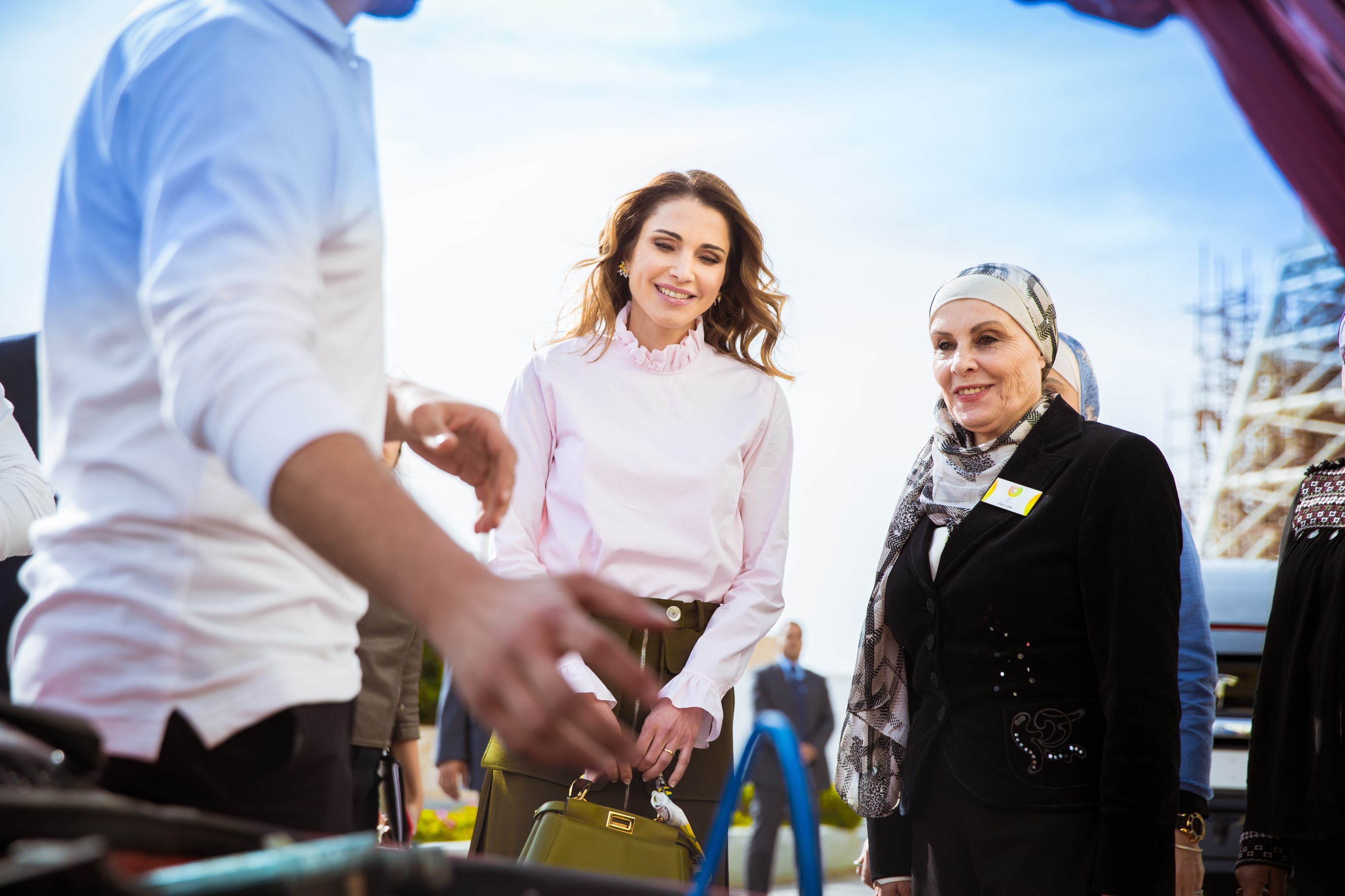 بالصور.. الملكة تطلع على فعاليات معرض