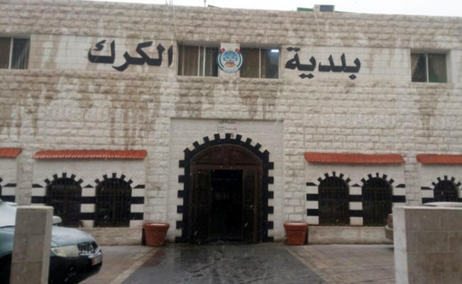 رئيس بلدية الكرك الكبرى يرفض سيارة
