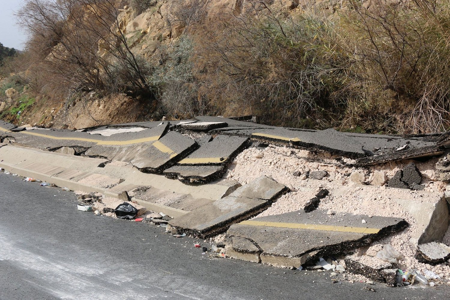 ’نقابة المهندسين‘ تحدد أسباب انهيار طريق