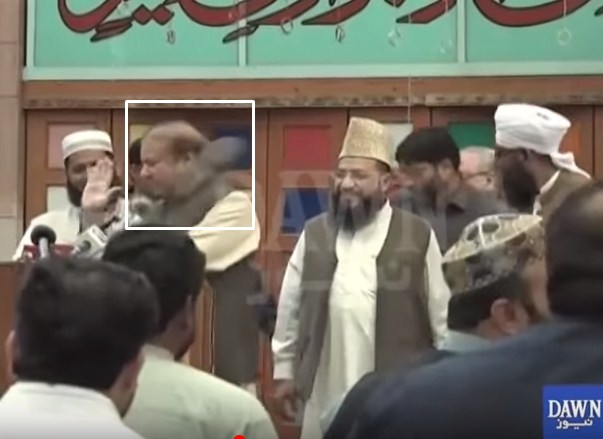 حذاء يصفع رئيس وزراء باكستان السابق