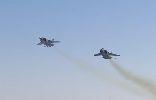 إطلاق صاروخ كينجال الروسي الخارق للصوت