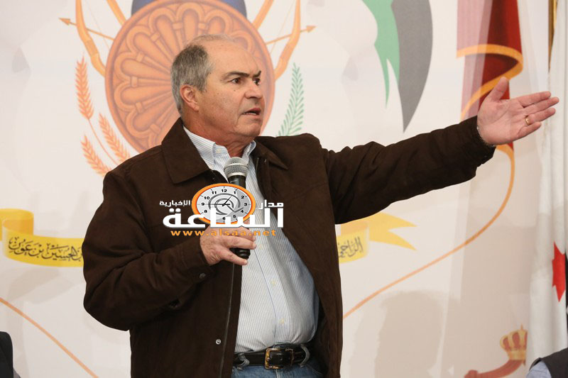 الموظفون «معونة وطنية» أمام الصرافات الآلية..