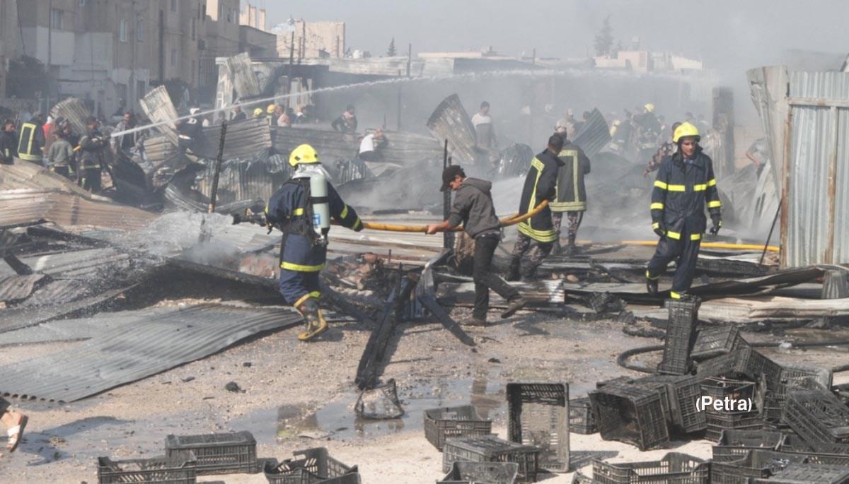 اصابتان بحريق ضخم شب في مستودع