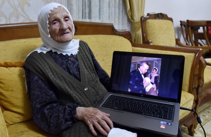 أردوغان يحقق حلم سيدة معمرة باللقاء