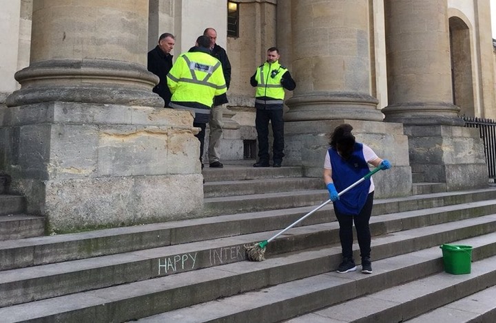 أكسفورد تعتذر لعاملة نظافة لهذا السبب..