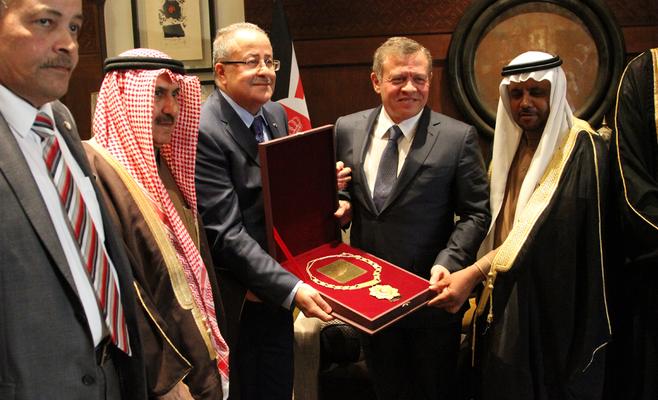 الملك يتسلم قلادة أبي بكر الصديق