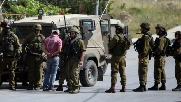 الاحتلال يعتقل 10 صيادين في بحر