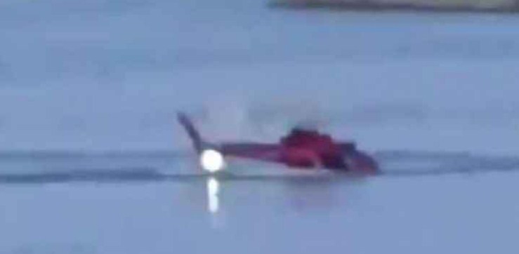 سقوط طائرة هليكوبتر في نهر بمدينة