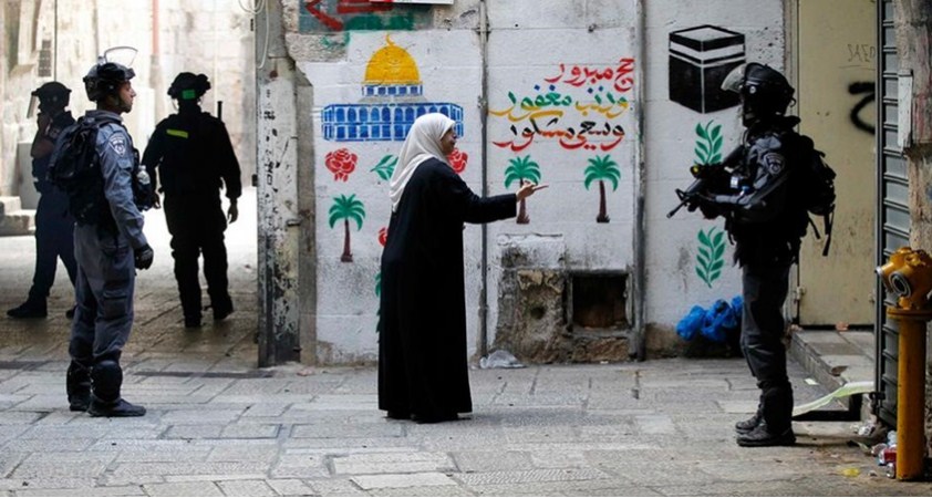 مقدسية أجبرها الاحتلال على ترك الدراسة