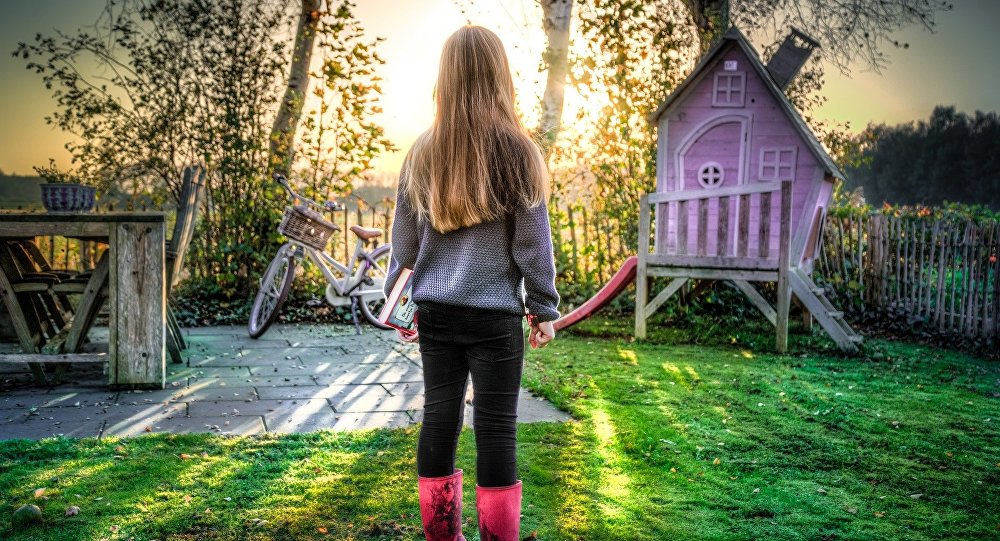 شاهد.. . طفلة موهوبة تستدعي الأبقار