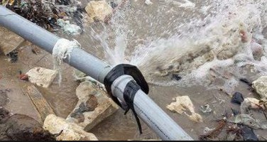 الامانة تتعامل مع كسر خط مياه
