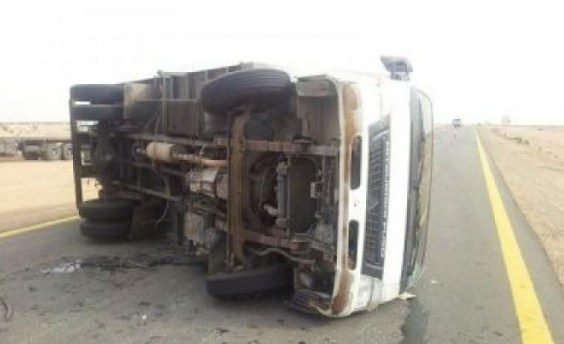 إصابة شخص جراء تدهور شاحنة في