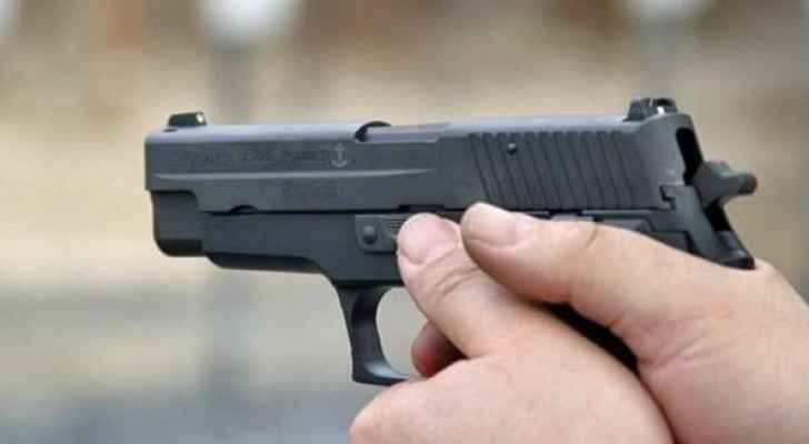 أستاذ في مدرسة امريكية يطلق النار