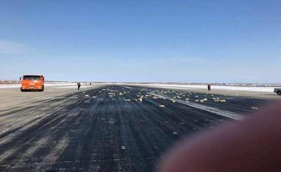 سبائك ذهب تتساقط من طائرة خلال