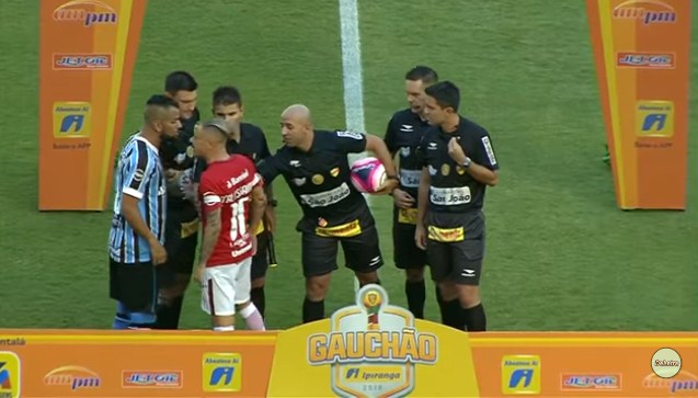 الحكام يمنعون شجارا بين قائدي فريقين