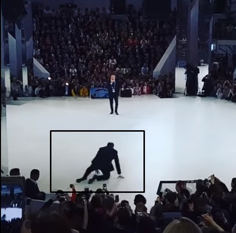 لافروف يسقط أرضا أمام الجمهور (فيديو)