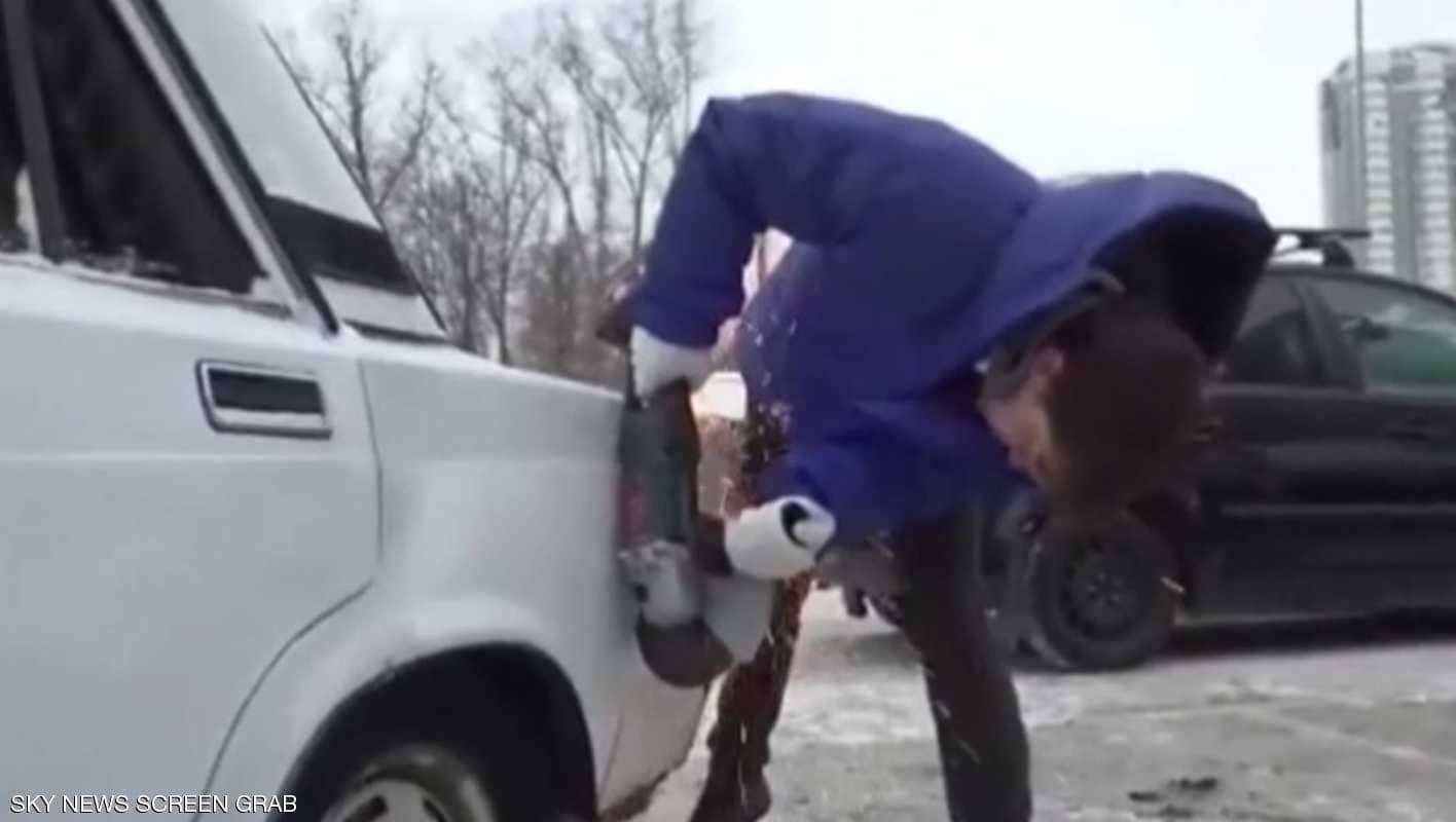 عجز عن ركن سيارته .. فقام