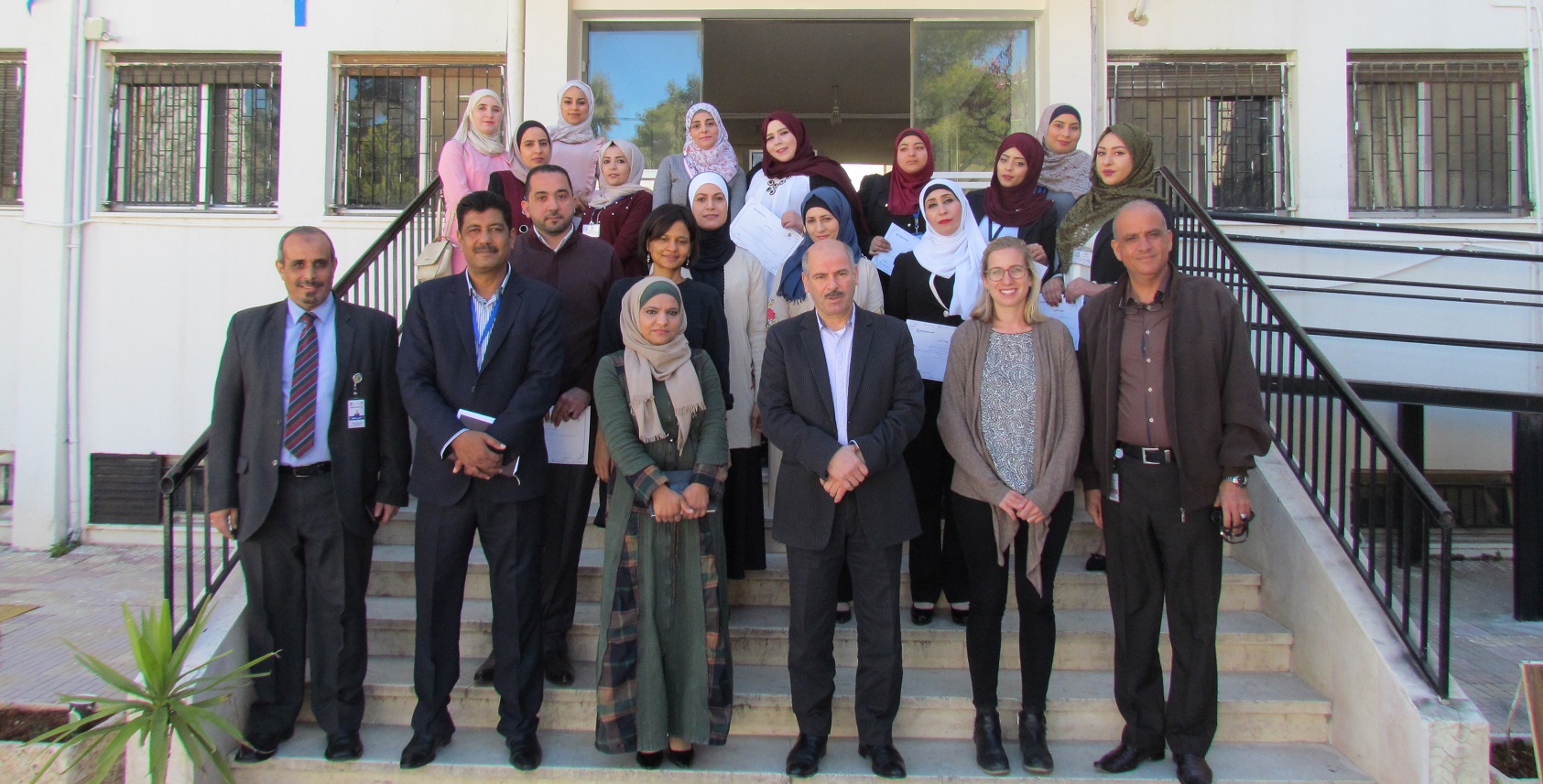 الإحصاءات تكرم موظفي مسح نفقات ودخل