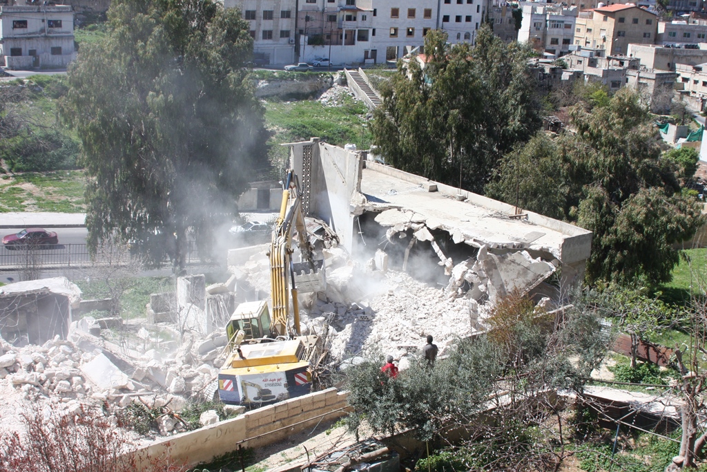 الأمانة تزيل 6 مبان مهجورة (صور)