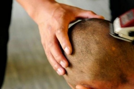 حلق الرؤوس.. عقاب ينتظر المتسكعين أمام