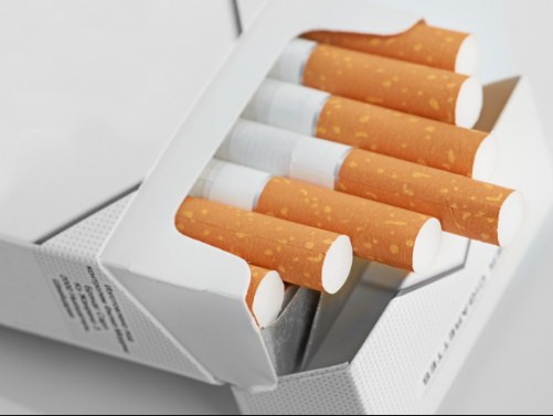 الحكومة تعد بحل مشاكل شركات السجائر