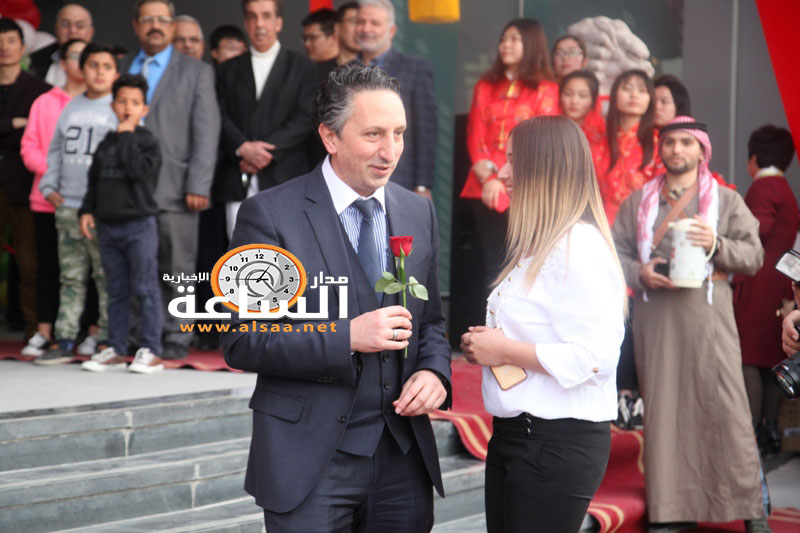 فتاة تهدي النائب أبو رمان «وردة»..