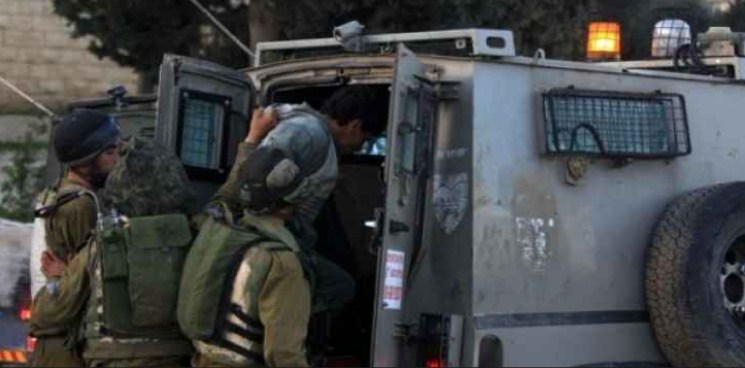 الاحتلال يعتقل 10 فلسطينيين
