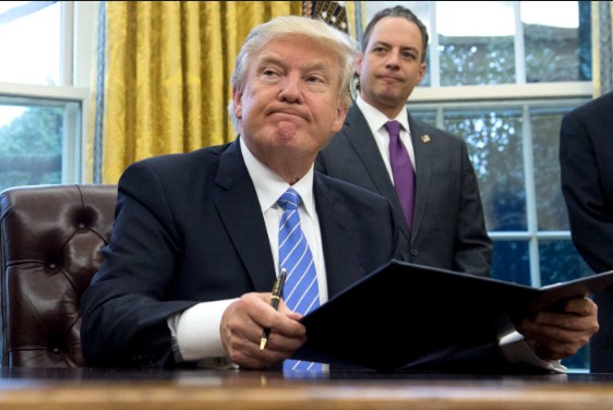 ترامب لا يثق بموظفيه