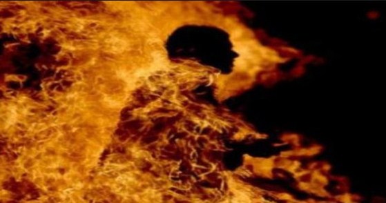 شاب يحرق نفسه على دوار الرمثا