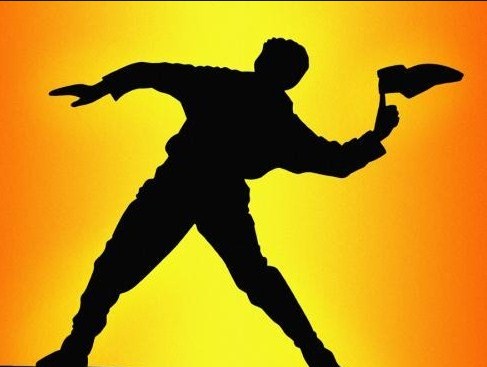 سعودي يضرب معلما بحذائه