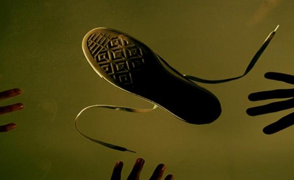 سعودي يضرب معلما بحذائه