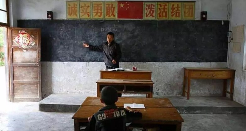 طالب واحد بالفصل.. والمعلم يشرح الدروس