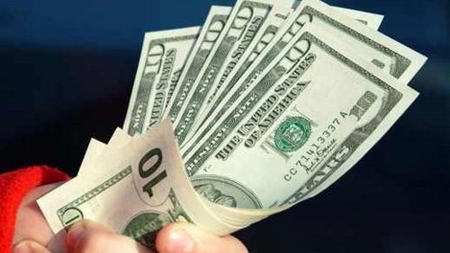 الدولار يرتفع بعد خسائر