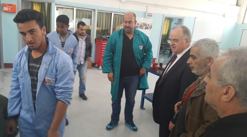 مراد يفاجئ مكتب عمل الرصيفة (صور)