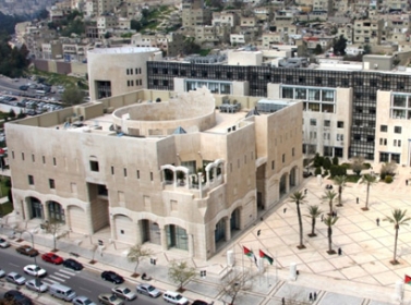 موظفون بأمانة عمان يتفقون على انهاء