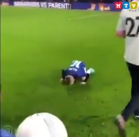 طفل إنجليزي يسجل هدفا ويقلد سجدة