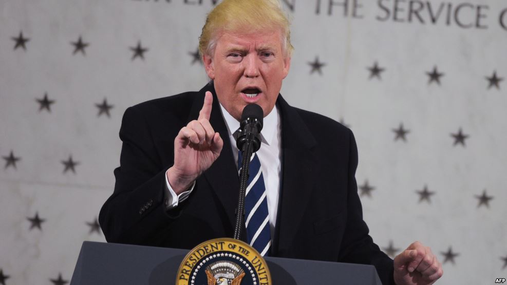 ترامب يوقع على قرار بناء جدار