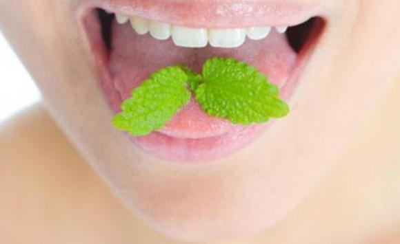 أطعمة تجنبها للتخلص من رائحة الفم