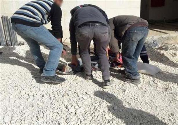 عامل هندي يسقط من طابق خامس